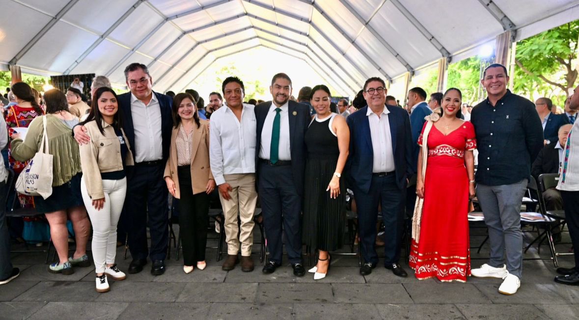 Chre01's tweet photo. Asistí en representación del gobernador @SergioSalomonC a la presentación de la filosofía e identidad del Gobierno de Morelos 2024-2030, liderado por Margarita González. 

Es un honor fortalecer lazos entre estados y trabajar a favor de las y los ciudadanos, reafirmando  el compromiso de nuestro mandatario estatal, de estrechar lazos para generar un impacto positivo en nuestras comunidades.

¡Enhorabuena!