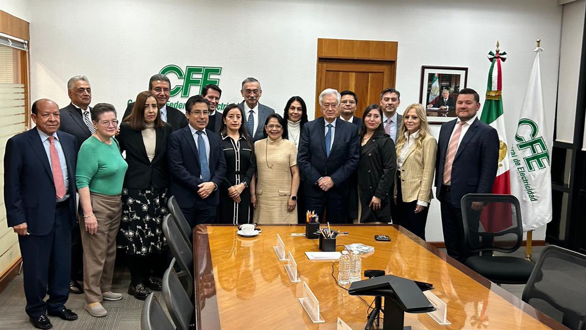 luis_bravon's tweet photo. En un acto histórico, @ManuelBartlett realiza la entrega de la dirección general de la @CFEmx a Emilia Esther Calleja Alor, la primera mujer en dirigir la empresa. Un nuevo ciclo comienza para la energía en México. https://t.co/lemXxdjFkB https://t.co/wQuUNfCUD7