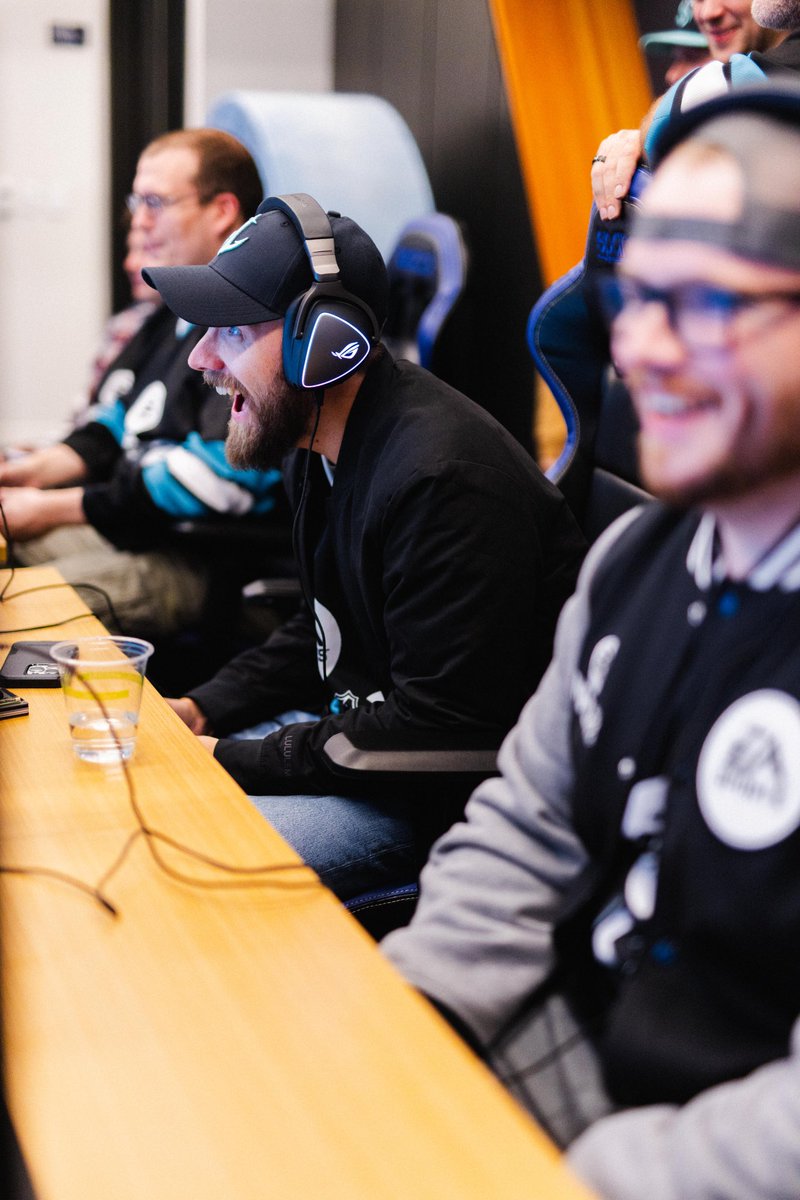 Cam / NoSleeves tweet media