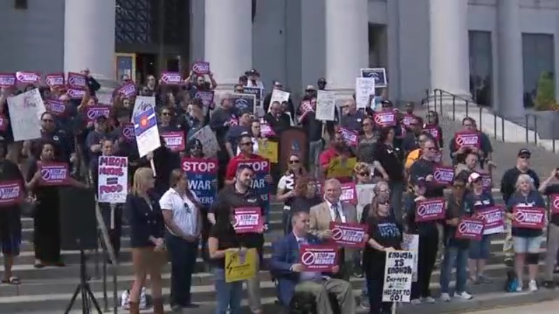 Workers rally as trial for Kroger, Albertsons grocery store merger begins in Colorado trib.al/ImhClMA
