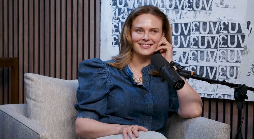 i will never get tired of saying how beautiful emily deschanel is bECAUSE LOOK AT HER! literally aging like fine wine! oh emily you are so loved by me