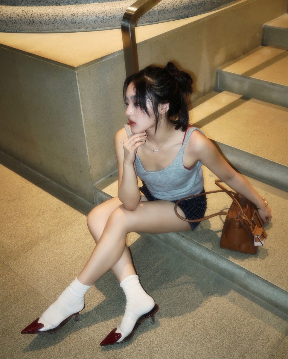 ppunnhc's tweet photo. When life gives you night, take a pictures. take a few poses on the stairs casually like coming home from the club, the night was lit only by red light and camera lights. https://t.co/5ooyp88Qzy
