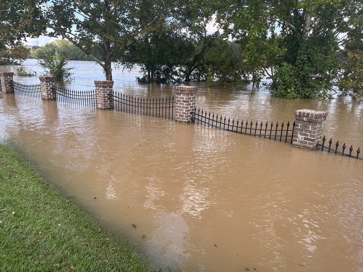 tripprochesc's tweet image. River Walk earlier today 😳