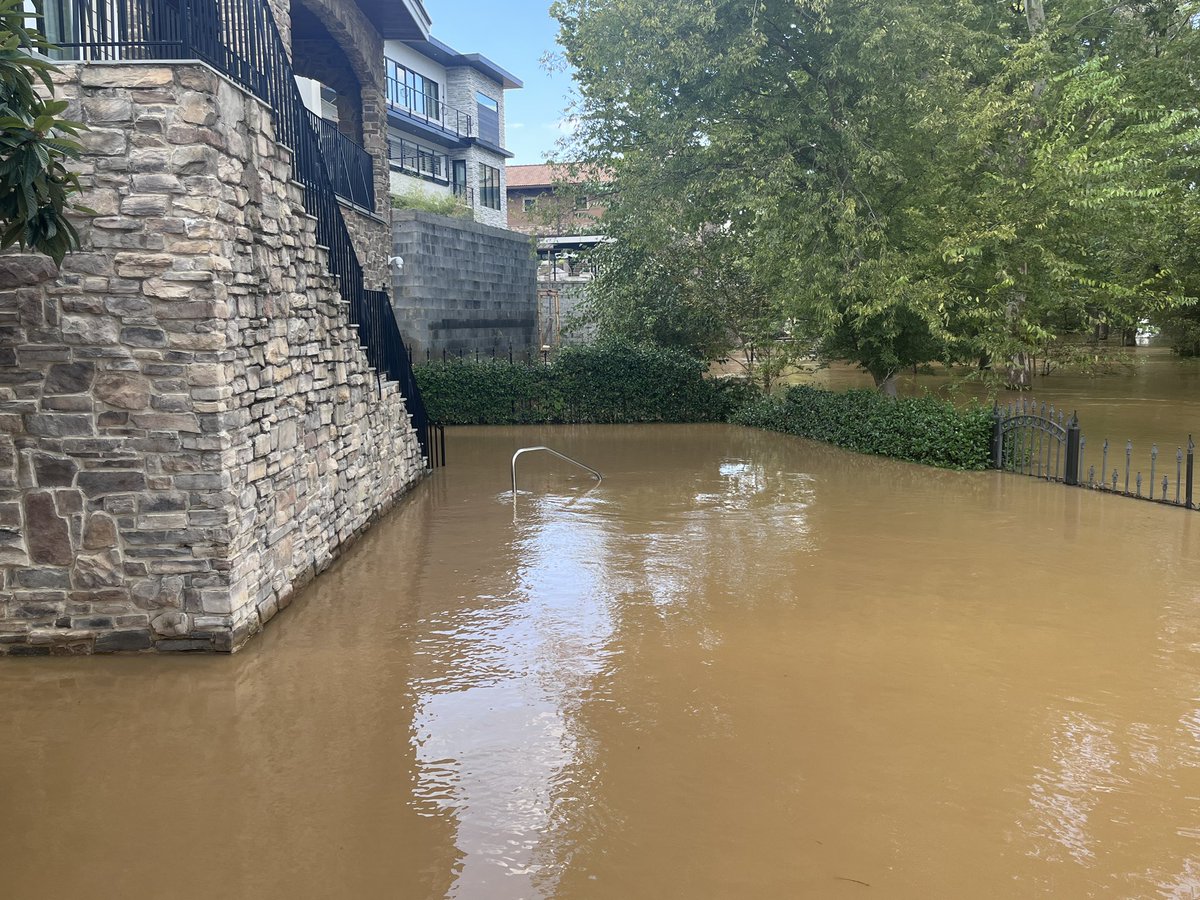 tripprochesc's tweet image. River Walk earlier today 😳