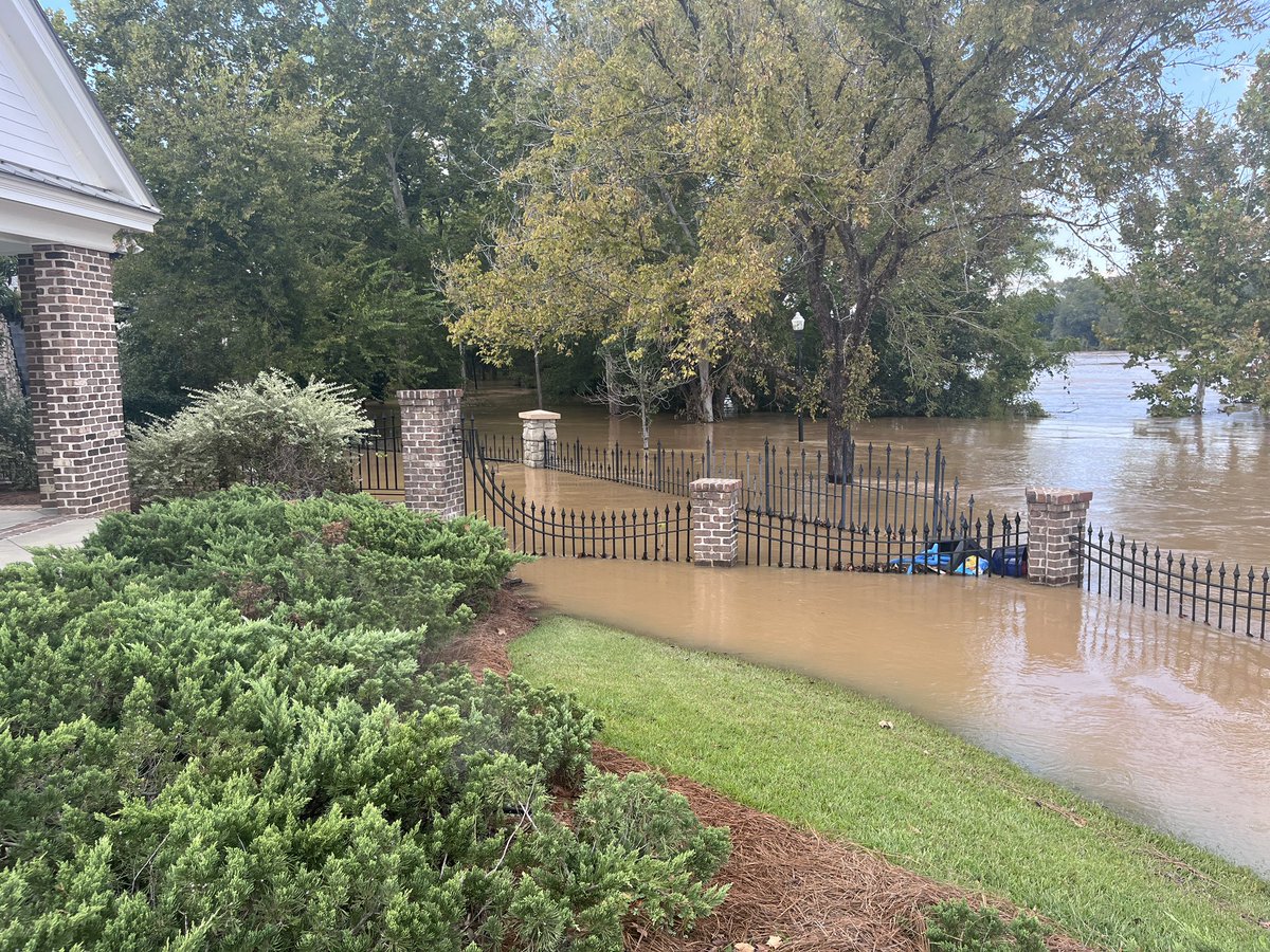tripprochesc's tweet image. River Walk earlier today 😳