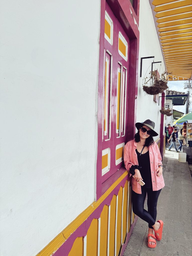 GRAINNECB's tweet photo. Colombia is amazing. Making my way towards Cartagena through some spectacular villages like Salento.
#Columbia #September/October #bogata #solento #palmtrrees #TravelGoals https://t.co/NY2K3qewBP