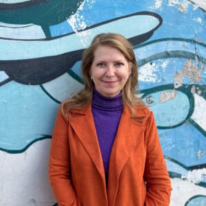 Let's meet our guest curator for #ItalianLitMonth. 

She's Italian-to-English translator Leah Janeczko. Leah has assembled a chorus of voices to celebrate Italian books recently translated. 

Let's meet Leah to hear what she has planned:

glli-us.org/2024/10/01/ita…

#Italy 🧵