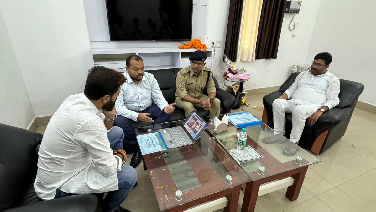 आज सहरसा परिसदन में पार्टी के राष्ट्रीय अध्यक्ष सह केंद्रीय मंत्री आदरणीय श्री <a href="/iChiragPaswan/">युवा बिहारी चिराग पासवान</a> जी ने स्थानीय जिलाधिकारी एवं पुलिस अधीक्षक के साथ बैठक कर बाढ़ प्रभावित क्षेत्रों की विस्तृत जानकारी ली साथ ही बाढ़ प्रभावित जनमानस के मदद के लिए प्रशासन की ओर से चलाई जा रही योजनाओं की