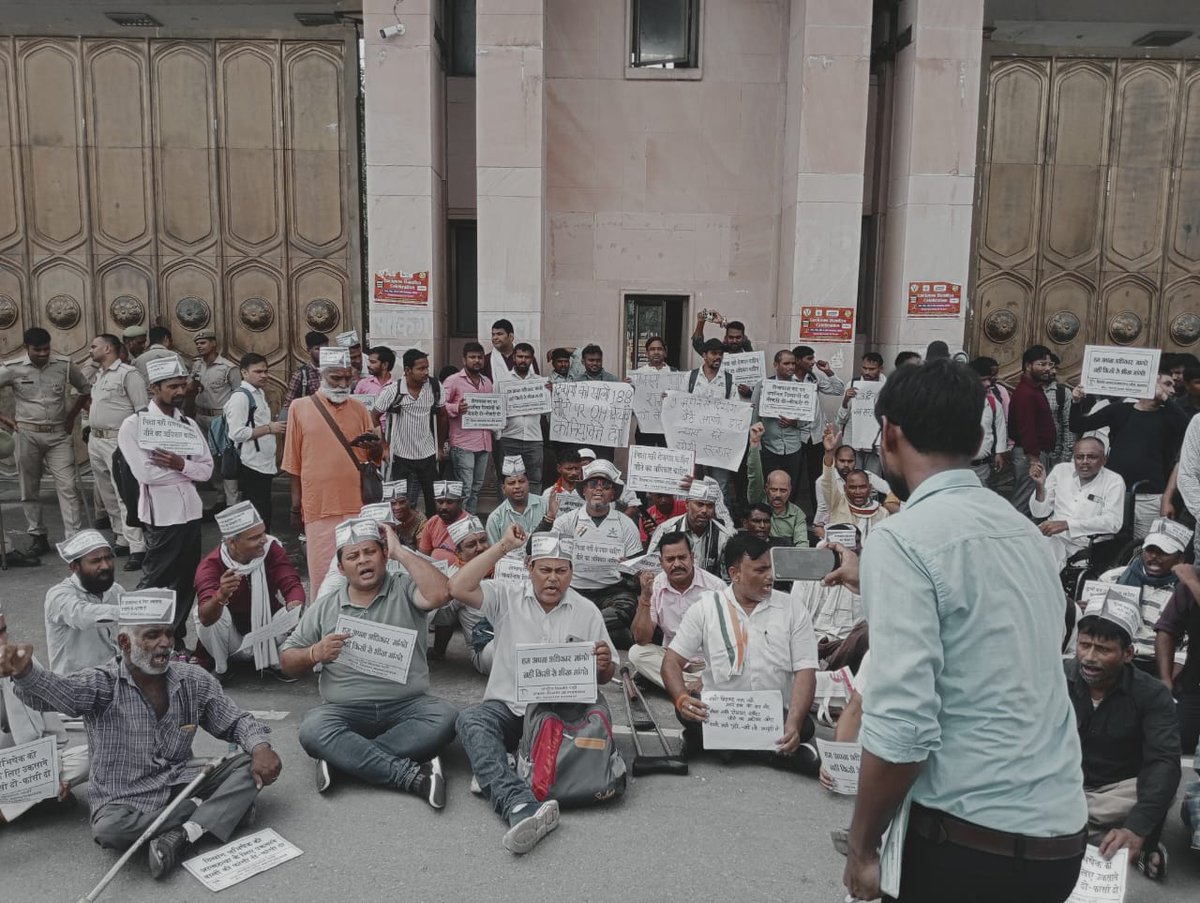 आपकी सरकार में यह परिणाम निकल रहा है कि 9 माह से दिव्यांग साथी लखनऊ में धरना प्रदर्शन कर रहे हैं तब पर भी इनकी सुनवाई नहीं हो पा रही है ऐसा कब तक चलेगा और कब तक आप अपने आप लोग अपने मन की करते रहेंगे