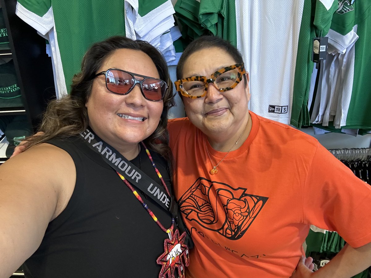 RiderCharm's tweet photo. Huge fan of this gal… she kicked A$$ singing the National Anthem at the #RiderGame in 2️⃣ languages 💚🏈💚 #ThatVoice @t_littlechief https://t.co/SMY68Ha81B