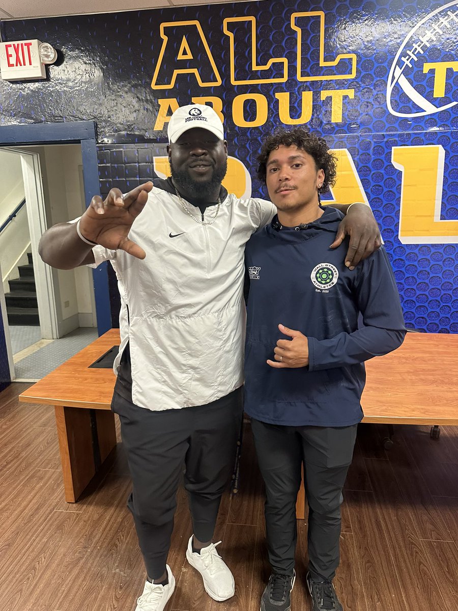 4VailahiSiona's tweet image. Thank you @Lions_FB for the invite. I had an amazing unofficial visit at @Lions_FB this afternoon! Huge thanks to Coach Tyler @_coachsmith_ and @geoff_terry for the warm welcome and the opportunity to connect with you all! #GoLions @LionsFBRecruits #WSA @coachcilumba
@SVailahi 🤙🏽