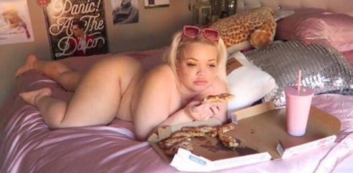 tatbaee's tweet photo. how i be laying in bed after a shower