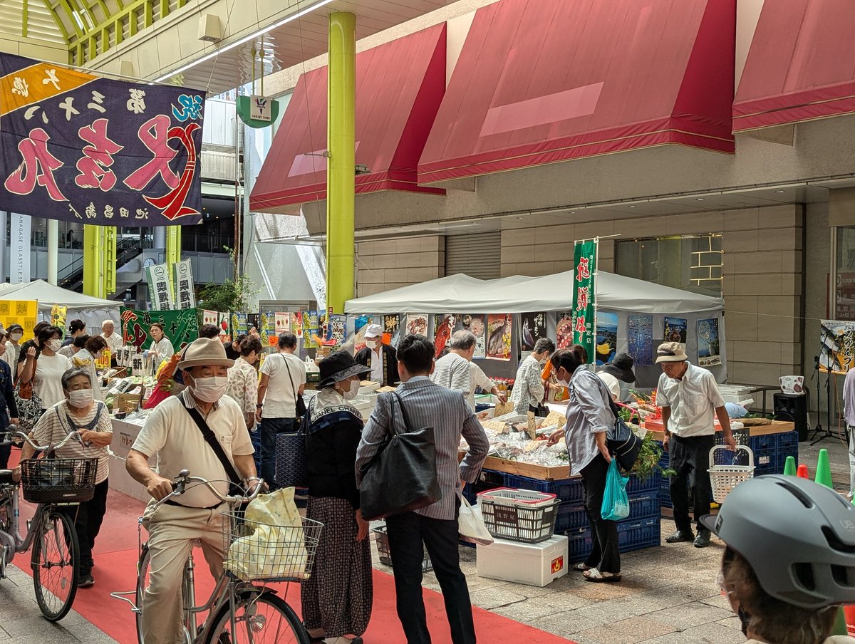柳ケ瀬の中央市場が今日からスタート。
商店街の浅野屋さんもばっちり参加してた！賑わっていくと良いねー！