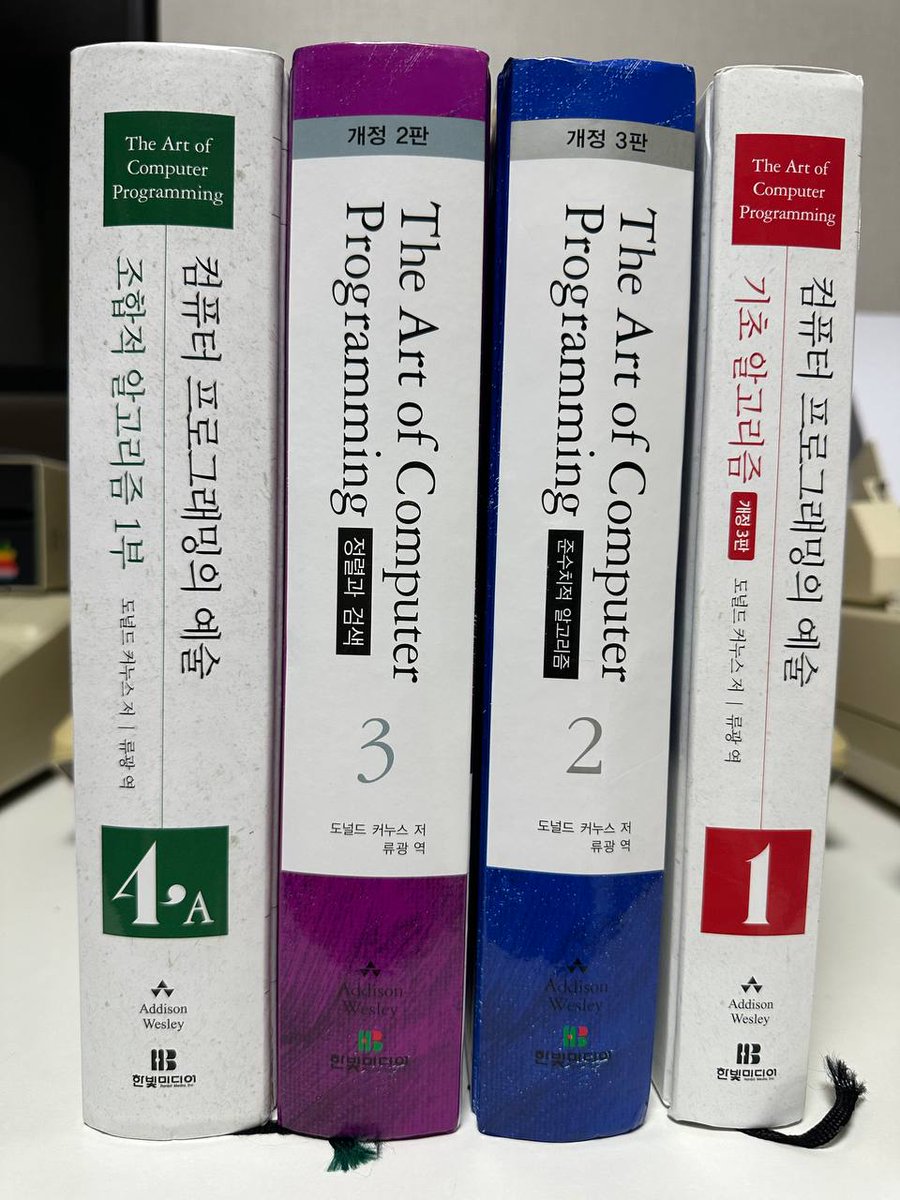 hantle's tweet photo. [고마움] 1980년대초 만난 "The Art Of Computer Programming"을 미국으로 이민가면서 잃어버렸고, 절판되어 못 구하다 작년에 번역본 있었다는 것을 알았지만 역시 절판이라 못구했었는데 다시 구매할 수 있었습니다. - 행복 멀리 있지 않습니다. #thankyouknuth #knuth #theartofcomputerprogramming https://t.co/TO3RYriQNB