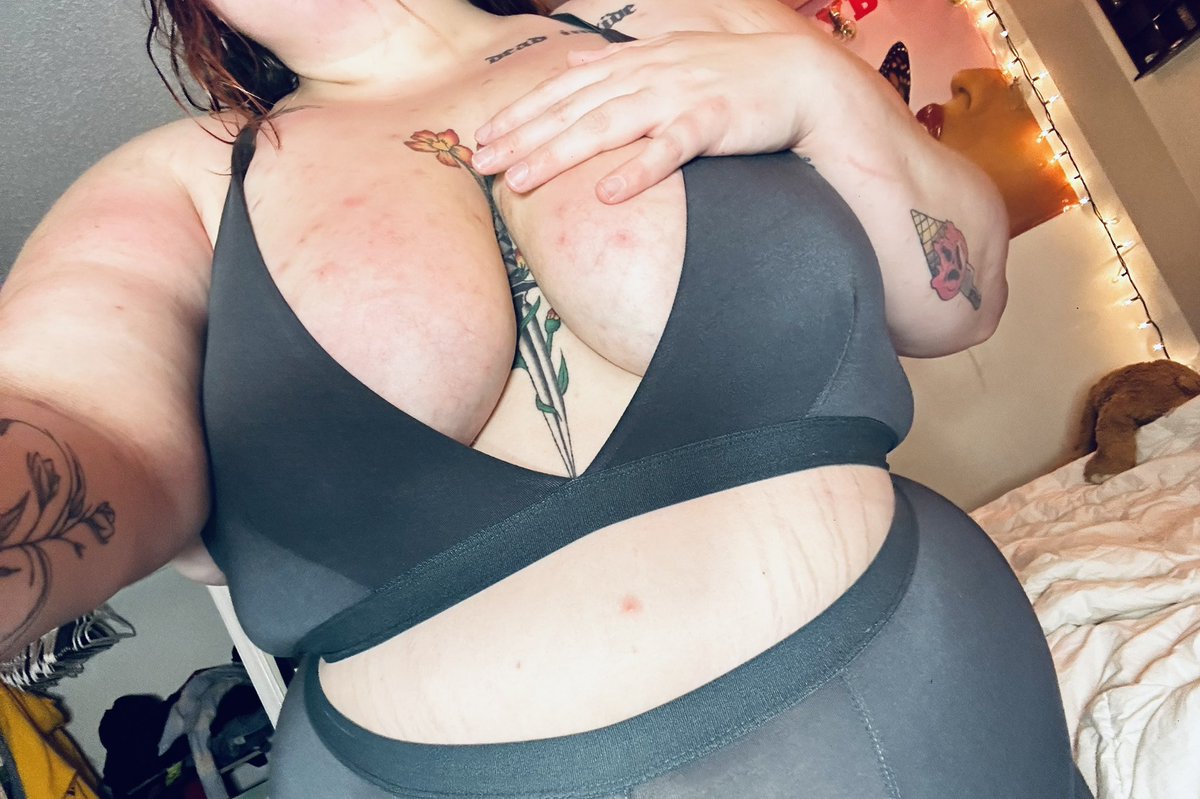 fuxkthisshxt69's tweet photo. I’m his personal pornstar😈 https://t.co/ledkfiORbh