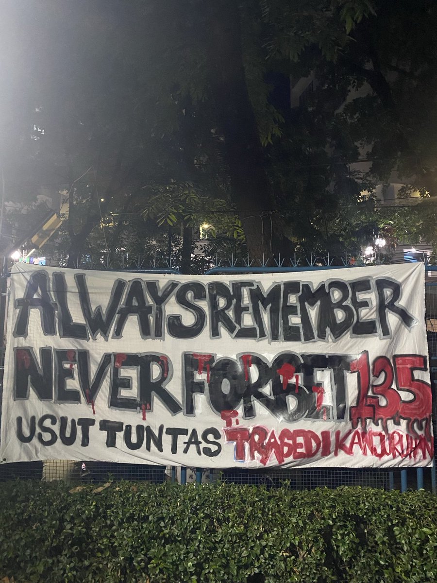 TS1Crew's tweet photo. Al-Fatihah
#2TahunTragediKanjuruhan
#KanjuruhanBelumUsai https://t.co/31AbquXUrS
