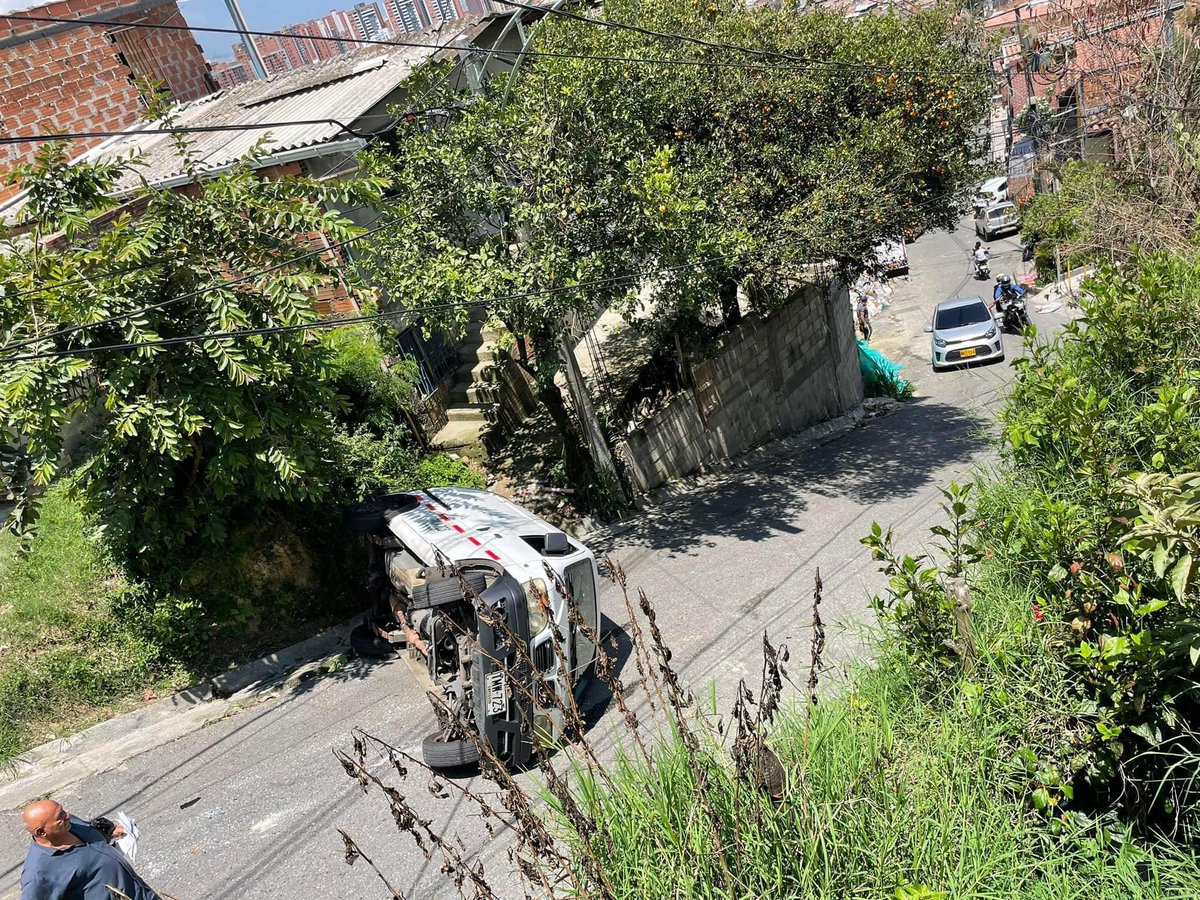 Insistimos con mejorar la señalización de la loma del Ñeque en Belén Rincón, una cuesta donde los accidentes son pan de cada día <a href="/sttmed/">Movilidad - Alcaldía de Medellín</a> <a href="/AlcaldiadeMed/">Alcaldía de Medellín</a> <a href="/FicoGutierrez/">Fico Gutiérrez</a>