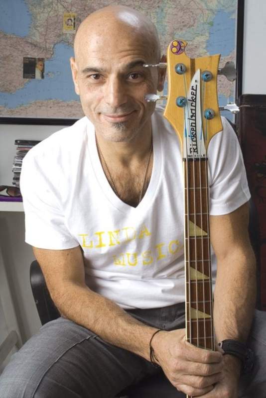 FlacoStereo's tweet photo. ¡FELIZ CUMPLEAÑOS ZETA! ❤️🙌 🎂🥂
El 1 de octubre de 1958 nacía Zeta Bosio 
Un fuerte abrazo crack! 🎸
@ZetaBosiobyZeta https://t.co/sITYtIuZiL