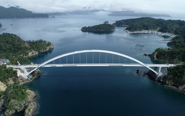 OSAPCO1's tweet photo. 宮城県女川町にまもなく開通する出島大橋。
人口90人ほどの離島に170億円かけて超立派な橋が架けられました。う〜ん被災地復興にあんまり水を差すようなことは言いたくないけど本当に橋を架ける必要があったの？

今後石破さんの地方創生がこのような過疎地域の公共事業中心の政策だと支持できないよ https://t.co/zuHf0bQA9l