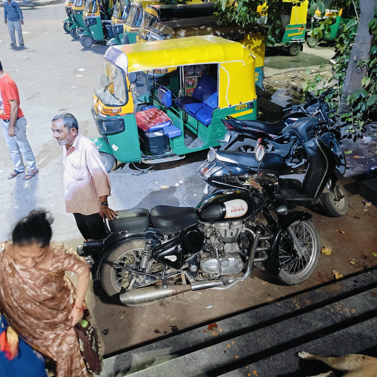 romitdave1992's tweet image. મે તારીખ ૩૦-૦૯-૨૦૨૪ ના દિવસે મણિનગર રેલવેસ્ટેશન અમદાવાદ સ્કૂટર સાઈડમાં પાર્કિંગ કર્યું ને પોલીસ લઈ ગયા પણ બીજા લોકોએ ત્યાં જ પાર્કિંગ કર્યું તો એને કાંઈજ ન કર્યું આ કેવું કેવાય???@AhmedabadPolice @CMOGuj