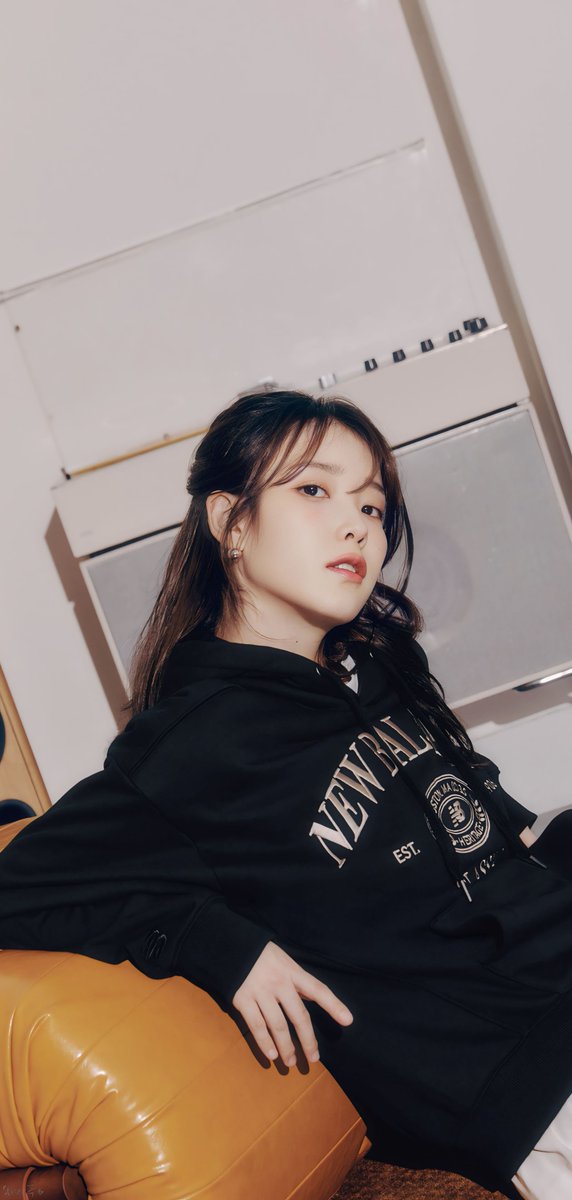 wyjc516's tweet photo. IU X New Balance
mobile wallpaper 
#아이유 #IU https://t.co/Zt40U0ngPS