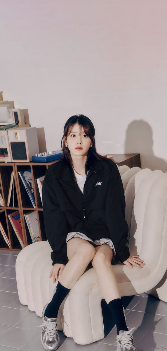 wyjc516's tweet photo. IU X New Balance
mobile wallpaper 
#아이유 #IU https://t.co/Zt40U0ngPS