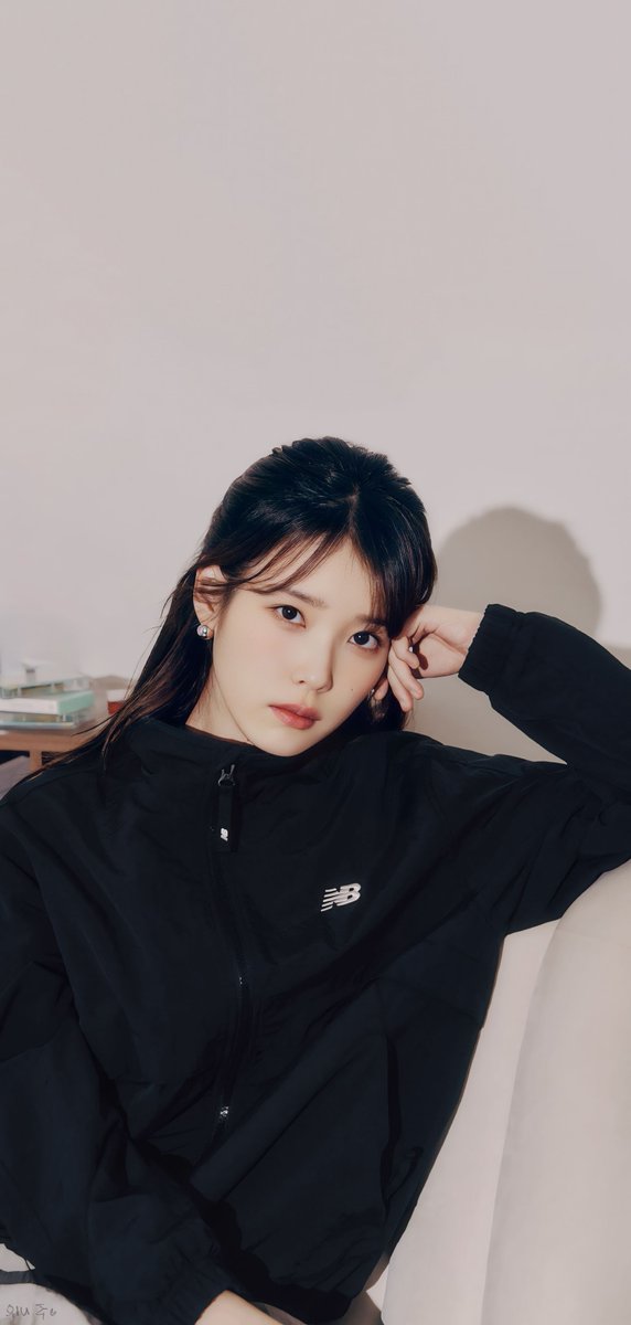 wyjc516's tweet photo. IU X New Balance
mobile wallpaper 
#아이유 #IU https://t.co/Zt40U0ngPS