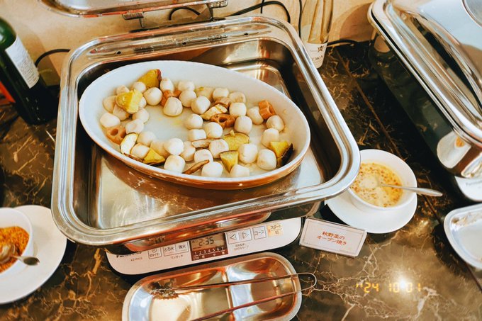 今回のバイキングで一番うまいと感じたのは豪勢な揚げ物ではなく。秋野菜のオーブン焼きでした。ソースは麦味噌です。

旬の野菜がすごくうまい。ただ野菜を焼いてるだけ! 