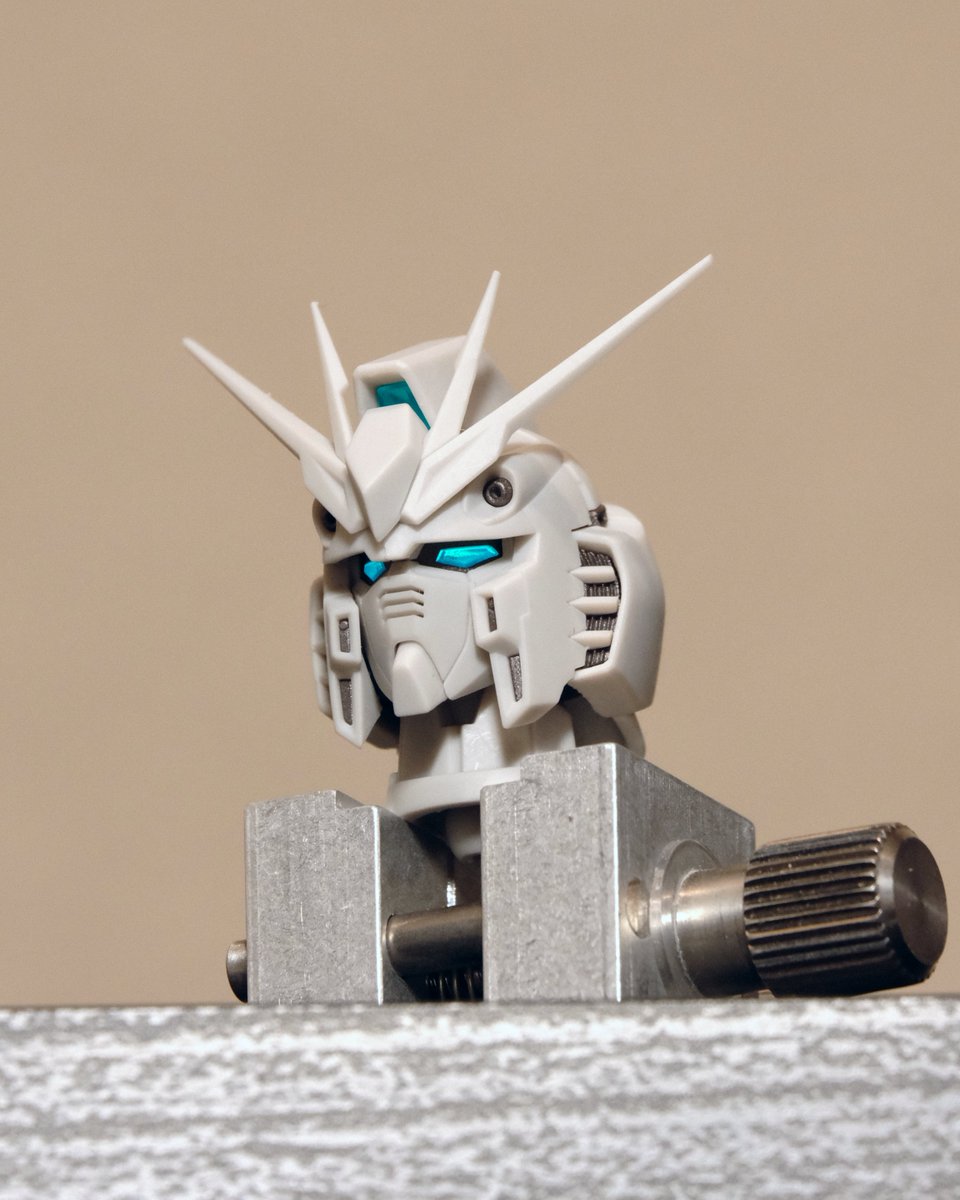 gundamwarsiii's tweet photo. 1/100  RX-93 ν Nu Gundam head modeling completed. LEDs are installed to light up the clear parts for the cameras.
#nugundam
#逆襲のシャア
#ニューガンダム https://t.co/gow3jRVh87