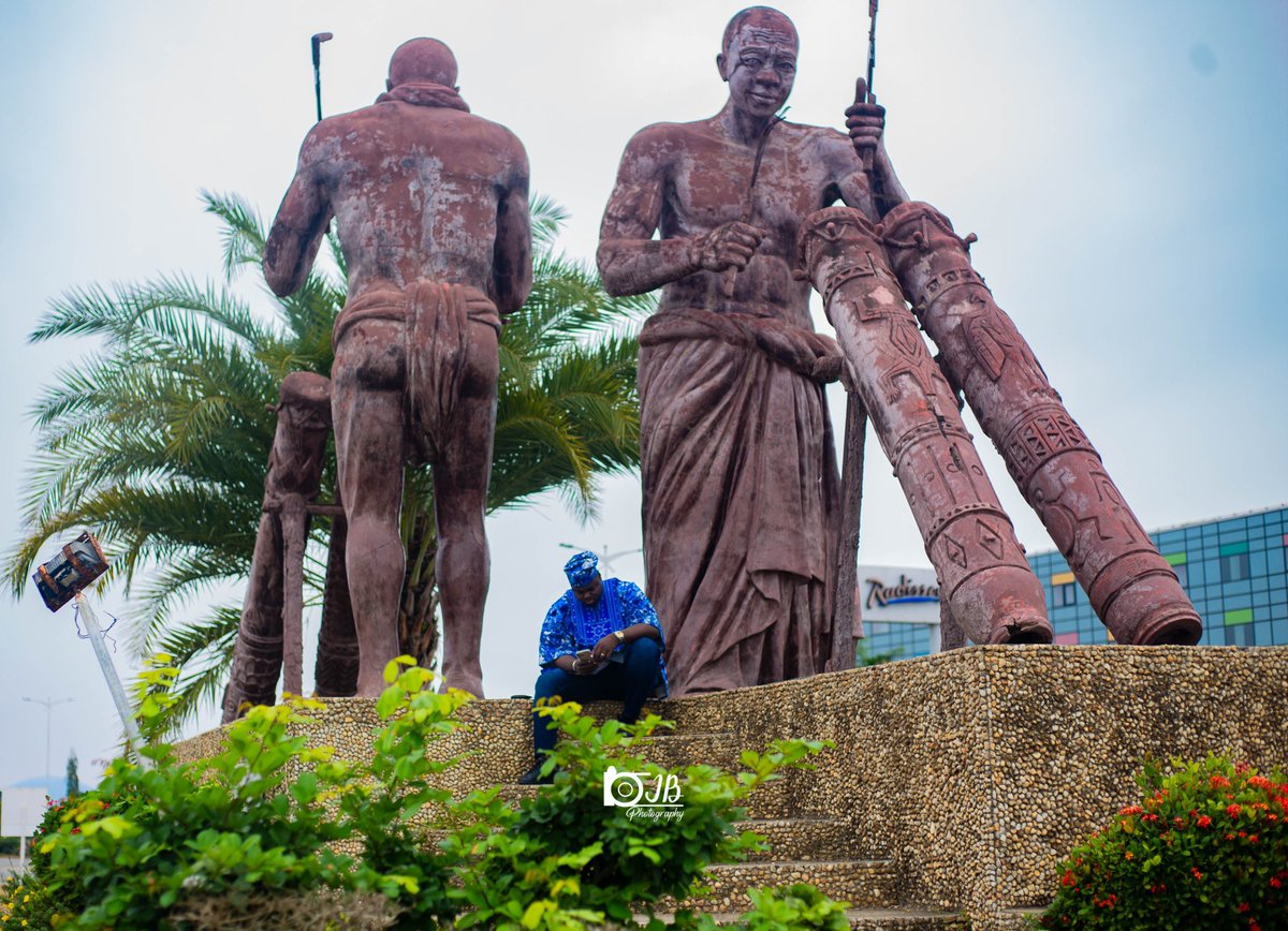 En ce mois d’octobre, je souhaite rendre hommage à la culture qui incarne un lien profond entre l’homme et la nature. Ces statues majestueuses symbolisent le savoir-faire ancestral et l’harmonie entre les pratiques culturelles et la préservation de l’environnement.