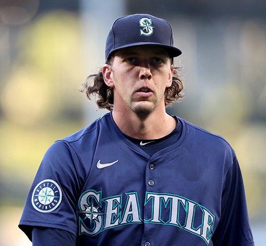 Crazy but true:

The Arizona Diamondbacks scored the most runs in baseball, 886.

The Seattle Mariners allowed the fewest runs in baseball, 556.

Both teams missed the playoffs.