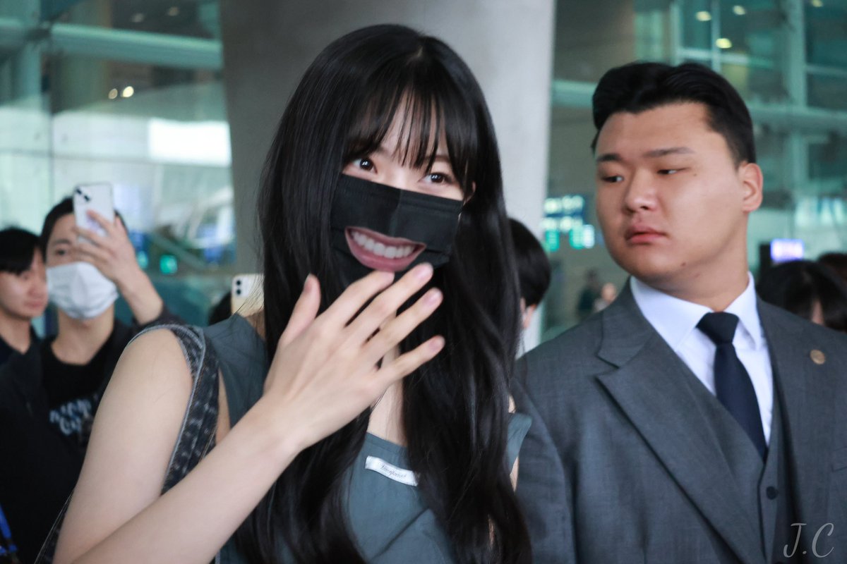 Koko's hand ！😲🖐🏻 I can imagine the heart-shaped smile 💗 hidden under the mask.😷 #izna #KOKO #코코 #이즈나