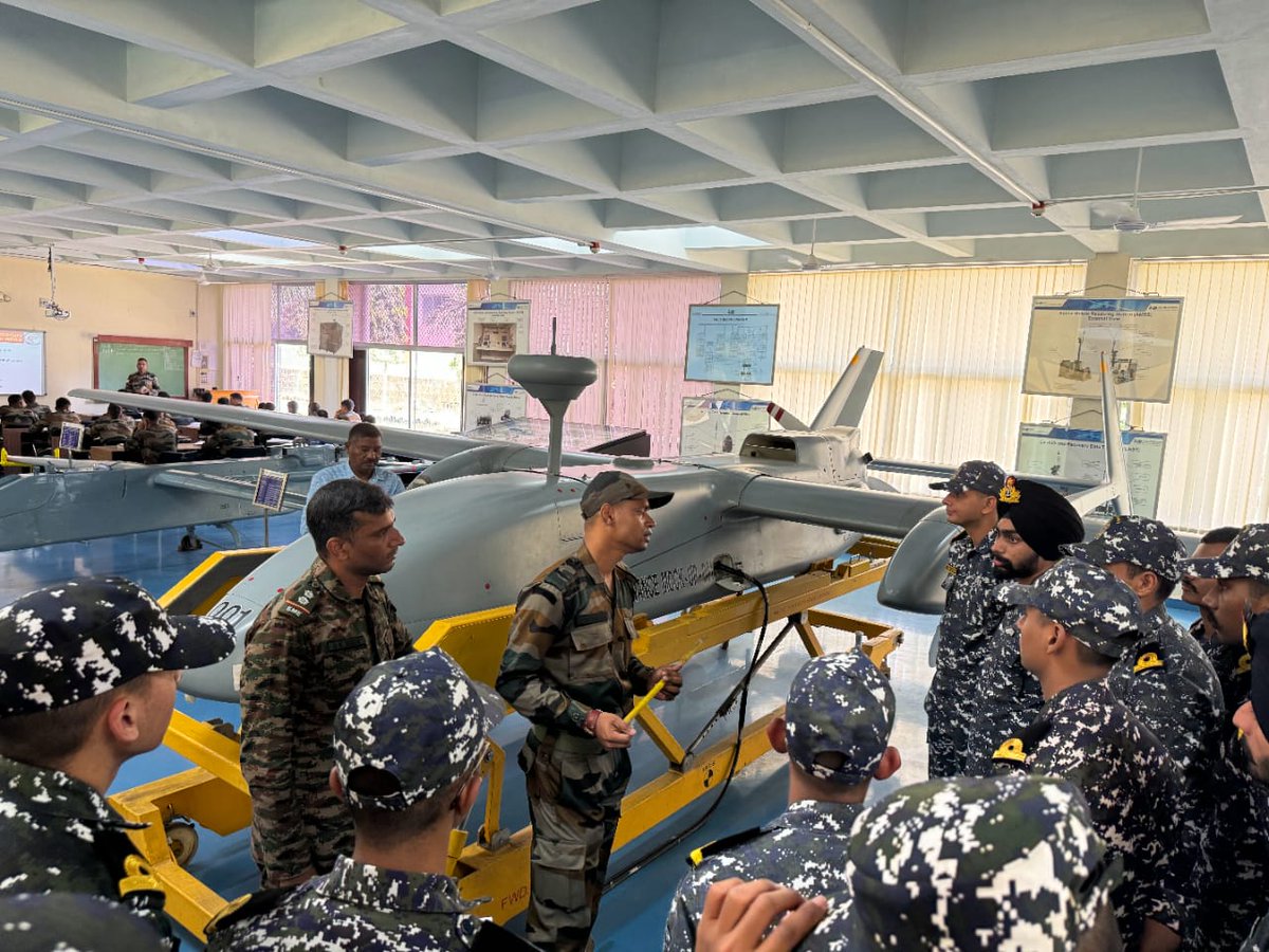IN_INSShivaji's tweet image. 21 Officers of Marine Engineering Specialisation Course,#INSShivaji visited Military College of Electronics &amp;amp;Mech Engg,#Secunderabad 27-28 Sep 24.Focus was on Niche Technology #Simulators,#Aeronautics, #electronics &amp;amp; mechanical aspects in Military domain
#Jointmanship in Training