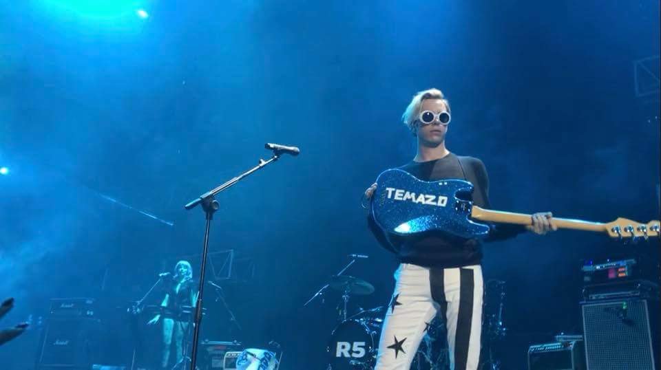 caroli11's tweet photo. Los sigo desde 2014 me acuerdo que para ese entonces habían venido a BS as ,pero como soy de Rosario no pude ir ya que era muy chica en 2015 tuve la oportunidad  de ir a verlos y de esa vez fui a todos sus conciertos como R52017 ,TDE 2022 y 2024❤️‍🩹 #TDTOURXTHEDRIVERERA https://t.co/TwSSnYnROB