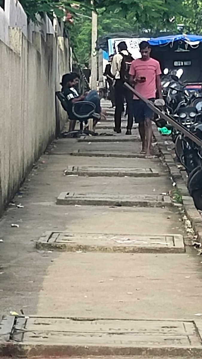 Twee2Guru's tweet photo. Update today (1st October) outside Lodha Eternis at Road No. 11, MIDC, Andheri (E), Mumbai. Encroachment of footpaths and roads continue unabatedly despite regular complaints. https://t.co/It8PEPhYgS