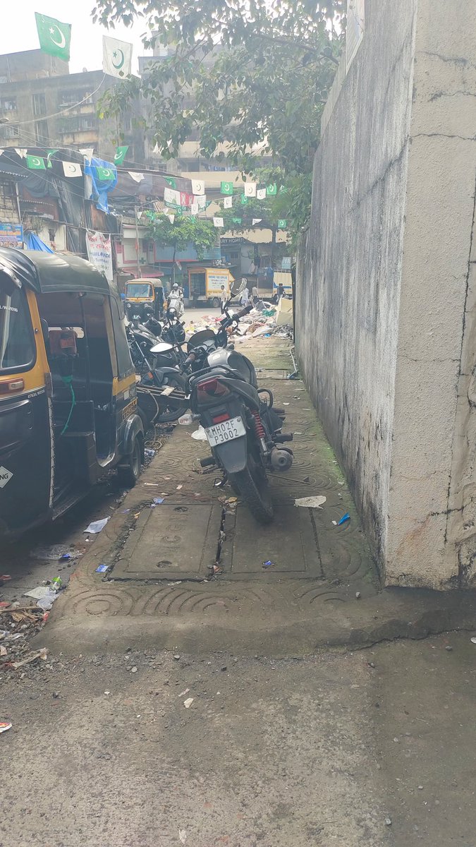 Twee2Guru's tweet photo. Update today (1st October) outside Lodha Eternis at Road No. 11, MIDC, Andheri (E), Mumbai. Encroachment of footpaths and roads continue unabatedly despite regular complaints. https://t.co/It8PEPhYgS