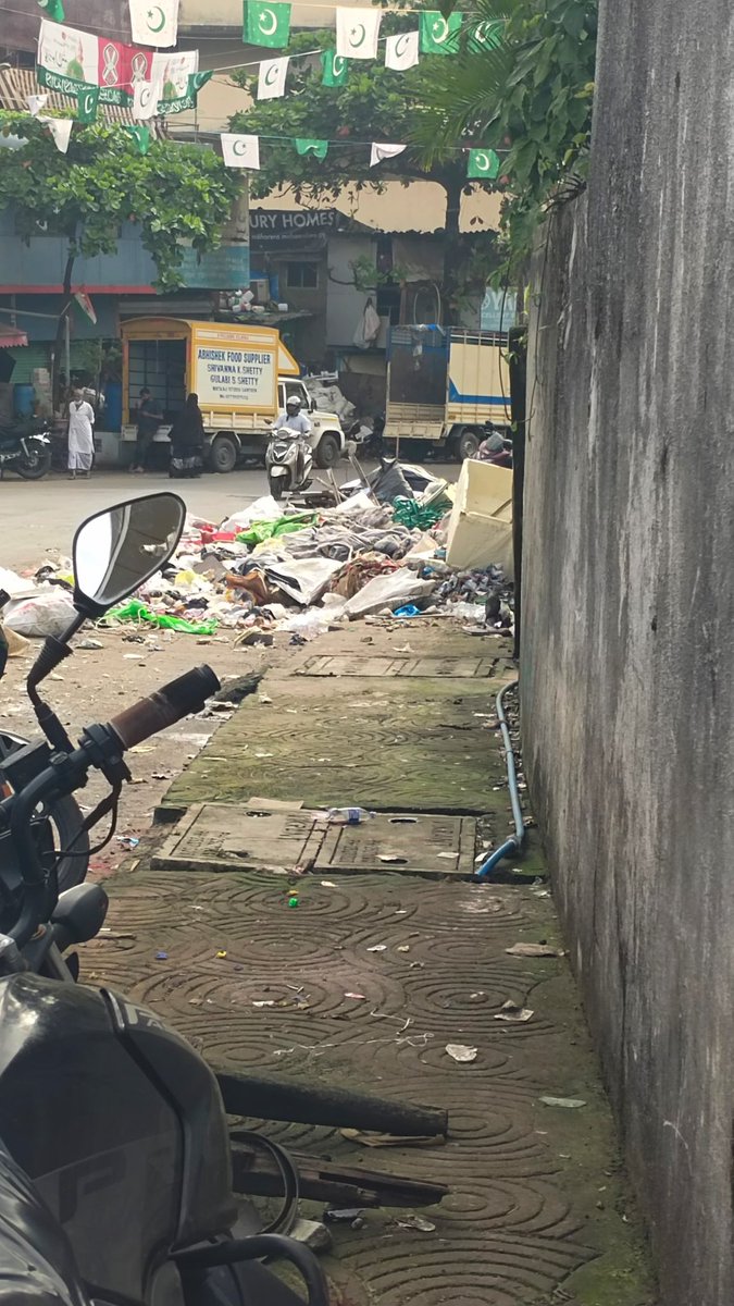 Twee2Guru's tweet photo. Update today (1st October) outside Lodha Eternis at Road No. 11, MIDC, Andheri (E), Mumbai. Encroachment of footpaths and roads continue unabatedly despite regular complaints. https://t.co/It8PEPhYgS