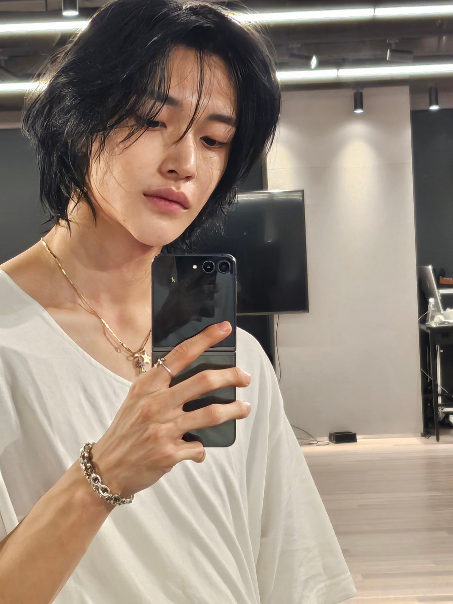 dxmyxzth's tweet photo. 이건 두 사진을 꼭 이어서 봐야 됨
연말무대 준비한다고 개.빡센 연습하느라 입술색 사라졋는데   원빈 저걸 놓치지 않고 연습끝나고입술색없어진기념으로… < 이러고 셀카찍어서 여자들앞에 들고와줌