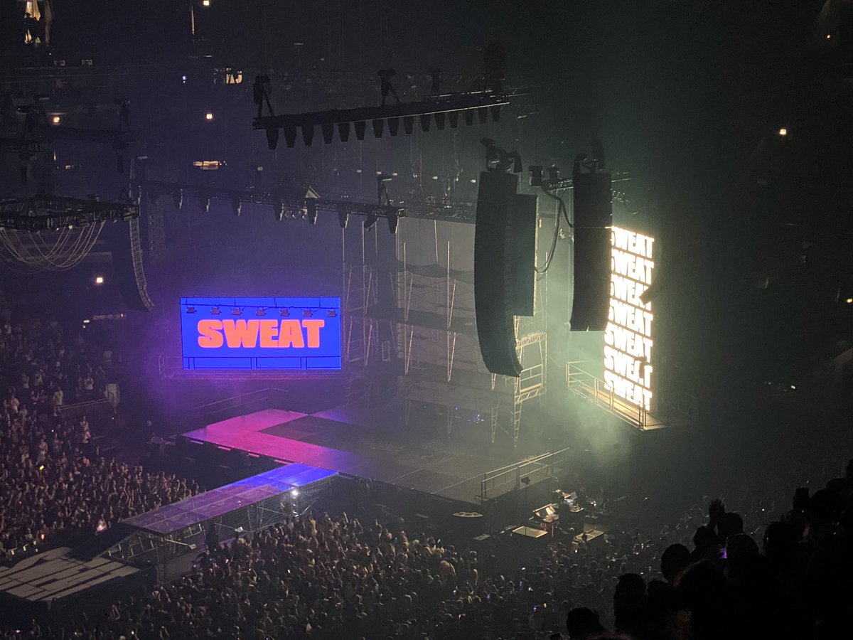 pickleknee's tweet photo. Brat Summer and it’s the same but it’s fall and also the Sweat Tour so it’s not. https://t.co/7pb0TLYy0T