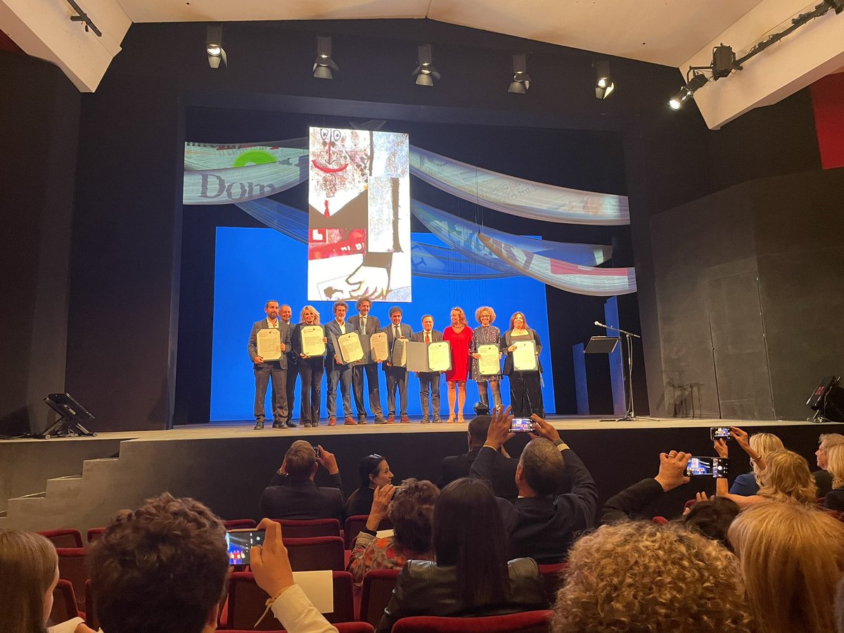 ambrareda's tweet image. Meritatissimo #Premiolino a @StefaniaBattis4  e felice di essere stata presente per applaudirla 👏🏻👏🏻👏🏻