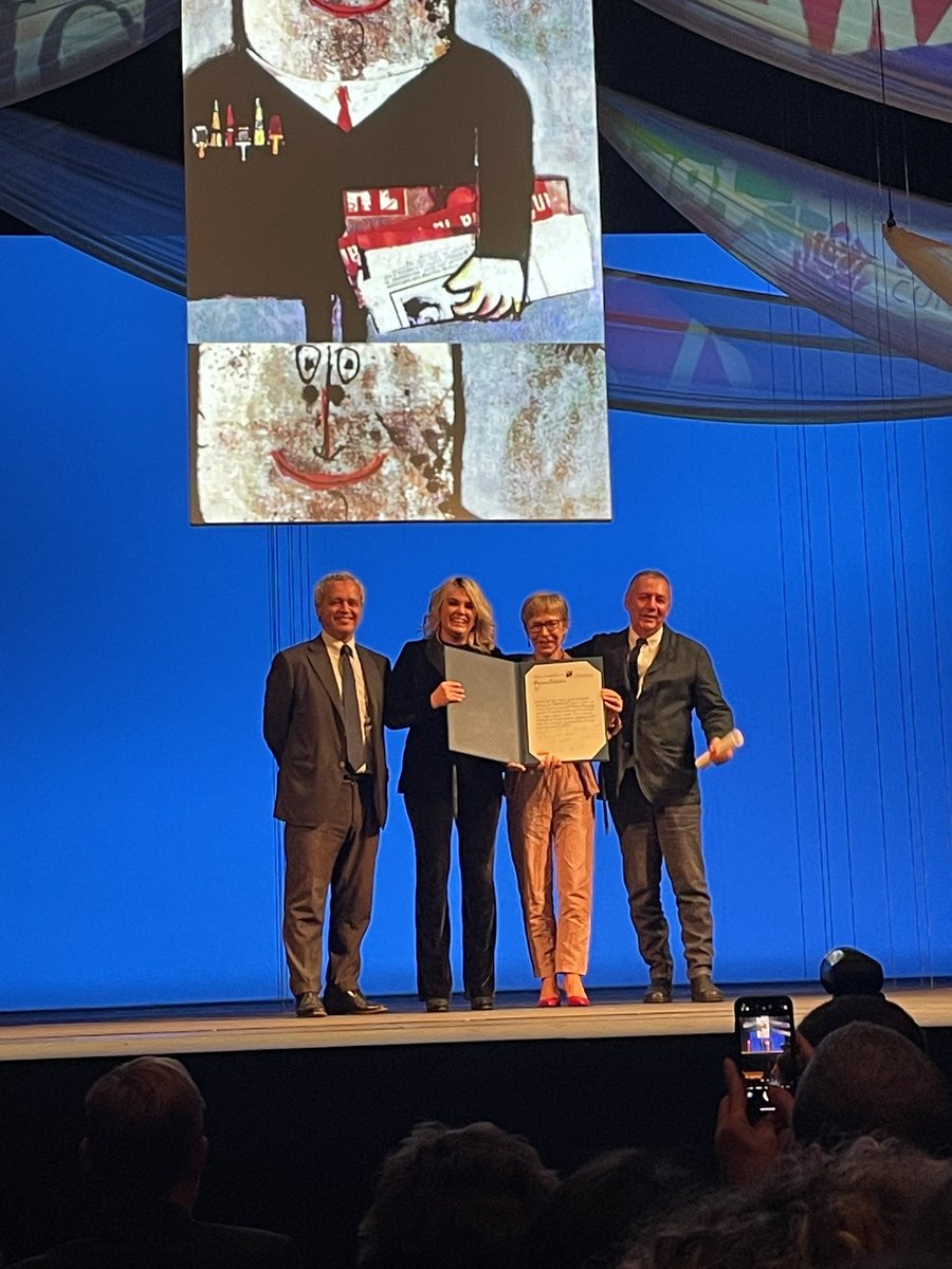 ambrareda's tweet image. Meritatissimo #Premiolino a @StefaniaBattis4  e felice di essere stata presente per applaudirla 👏🏻👏🏻👏🏻