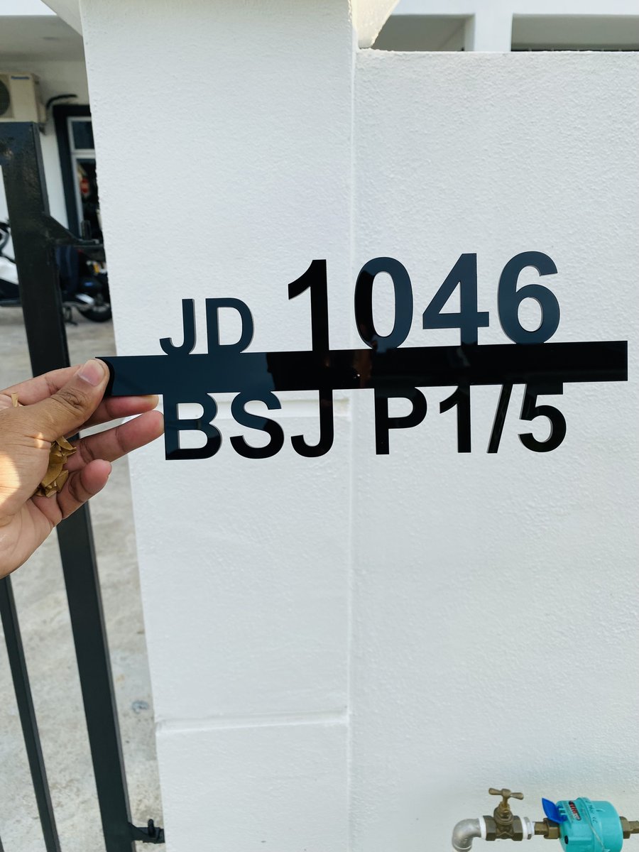 FarisZainurin's tweet image. Yeay finally sampai jugak number plate rumah ni. Nampak aesthetic kan. Dia jenis acrylic and mudah sangat nak pasang.
