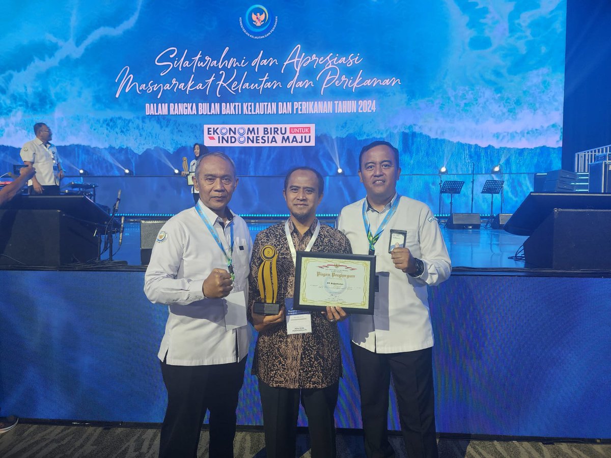 pppbajomulyo's tweet photo. PPP Bajomulyo menerima penghargaan dari @kkpgoid sebagai Juara II Pelabuhan Perikanan Daerah Teladan. Pencapaian ini tak lepas dari kerja keras dan keikhlasan seluruh Pegawai di PPP Bajomulyo, semoga hal ini menjadi semangat dan motivasi untuk menjadi lebih baik kedepannya 👏🙏 https://t.co/YCz6ELsqkM