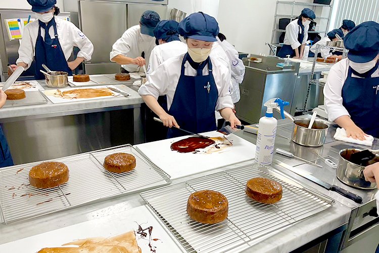 製菓・製パン科2年生がウィーン菓子の特別授業を行いました🧑‍🍳
⬇️詳しくはこちら⬇️
numasen.ac.jp/2024/10/01/%e3…
#沼津
#沼情
#沼津情報ビジネス専門学校
#専門学校
#専門学校生
#製菓専門学校 
#実習風景
#お菓子作り 
#授業風景 
#製菓学生 
#ウィーン菓子 
#パティシエの卵 
#パティシエになりたい