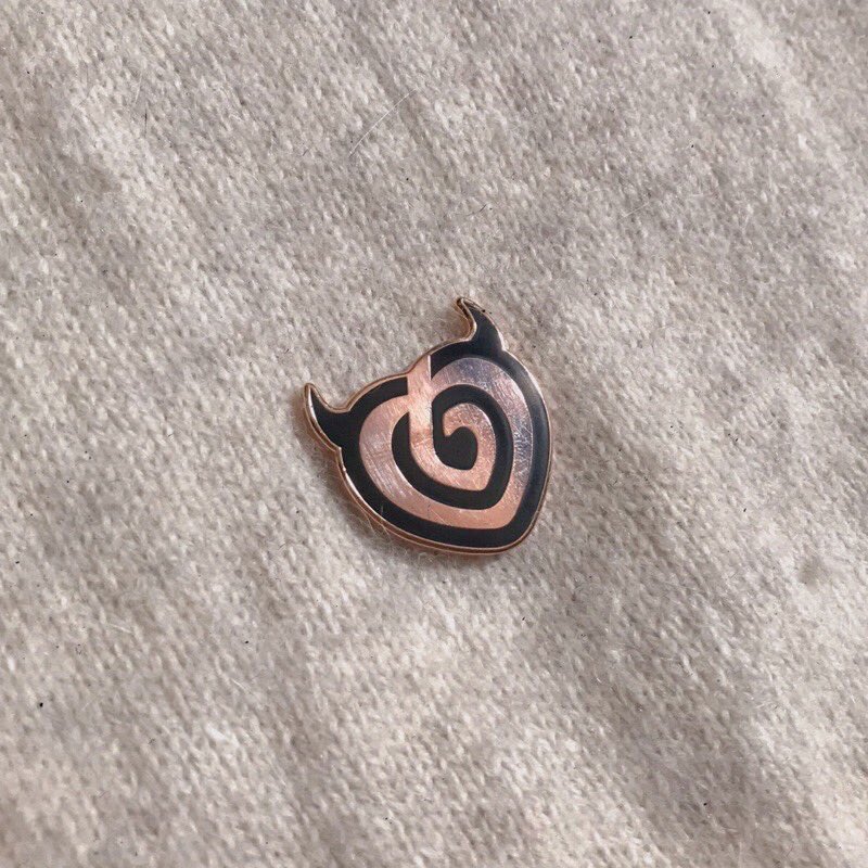 Aineuu's tweet photo. Hii Malaysia Mydays ☘️

I'll be distributing freebies on Day 2 — just say hello and follow me here! :)

Plus, I’m clearing out my The Demon fanmerch. Available for meet up + postage. Hmu if you’re interested.

#DAY6inKL #DAY6inMY https://t.co/S0sUqY5mO4