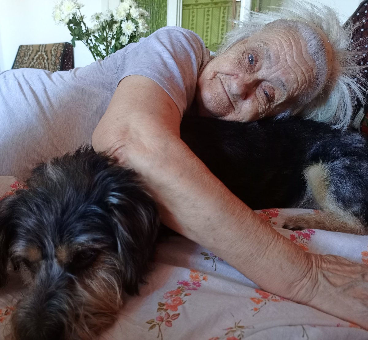 vse_potom1's tweet image. РЕБЯТА 
ЩАС БУДЕТ ОЧЕНЬ СТРАННЫЙ ВОПРОС, НО ВДРУГ КТО-НИБУДЬ ЗНАЕТ АНДРЕЯ МАЛАХОВА ЛИЧНО

Моя 88 летняя бабуля его самая большая фанатка. И отчасти именно благодаря ему она до сих пор жива, потому что разве что его еженедельные программы делают ее жизнь лучше.