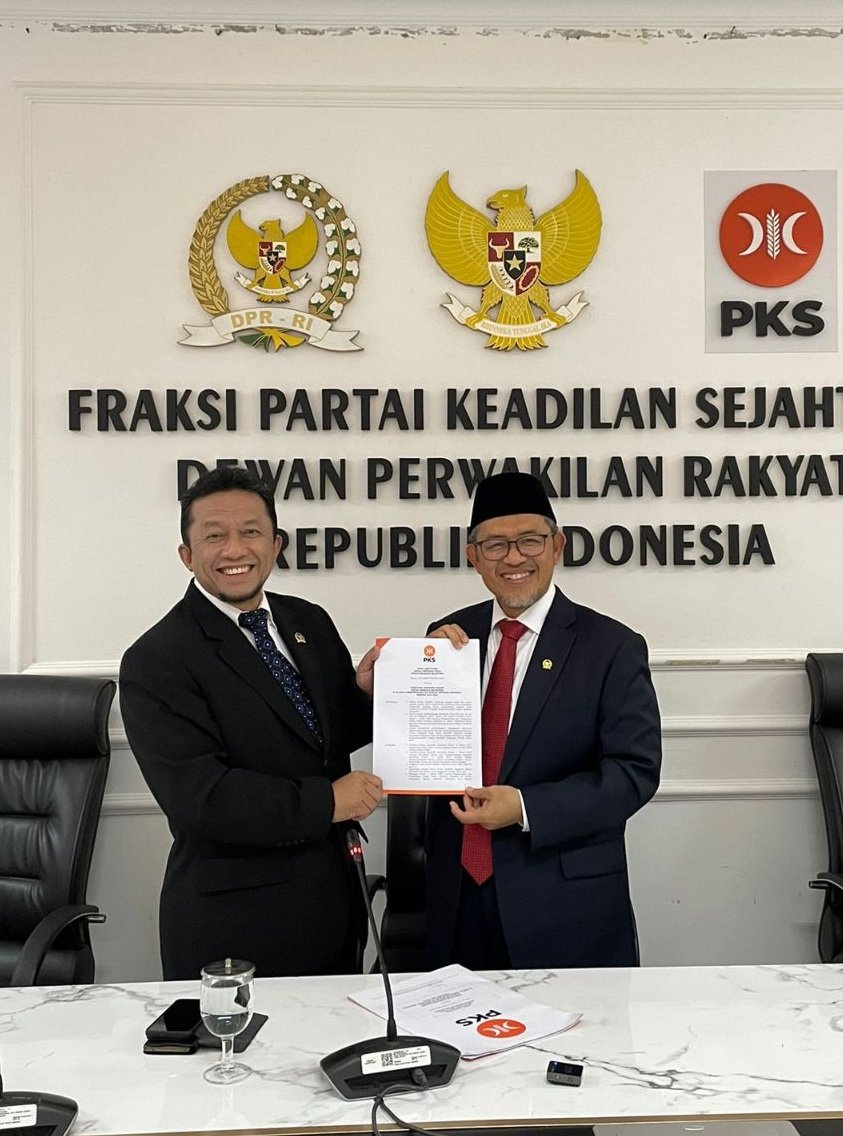 Plh. Presiden PKS Dr. H. Ahmad Heryawan, Lc., MA. menyerahkan Surat Keputusan DPP PKS yang menyatakan bahwa Ketua Fraksi PKS MPR RI untuk periode 2024-2029 ialah Ir. H. Tifatul Sembiring di Ruang Rapat Fraksi PKS, Senayan, Jakarta, pada Selasa (01/10/2024).