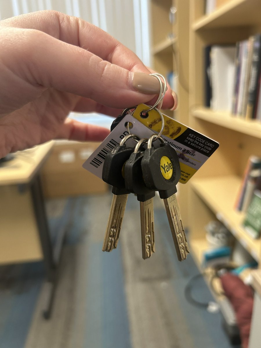 VicLouGray's tweet photo. This week has already been a rollercoaster at its only day two. 

In the last four days I’ve become a homeowner, moved in, built a lot of furniture and delivered my first lecture on the new medical degree at the North Wales Medical School. (1/2) https://t.co/QfWmH1NZdH
