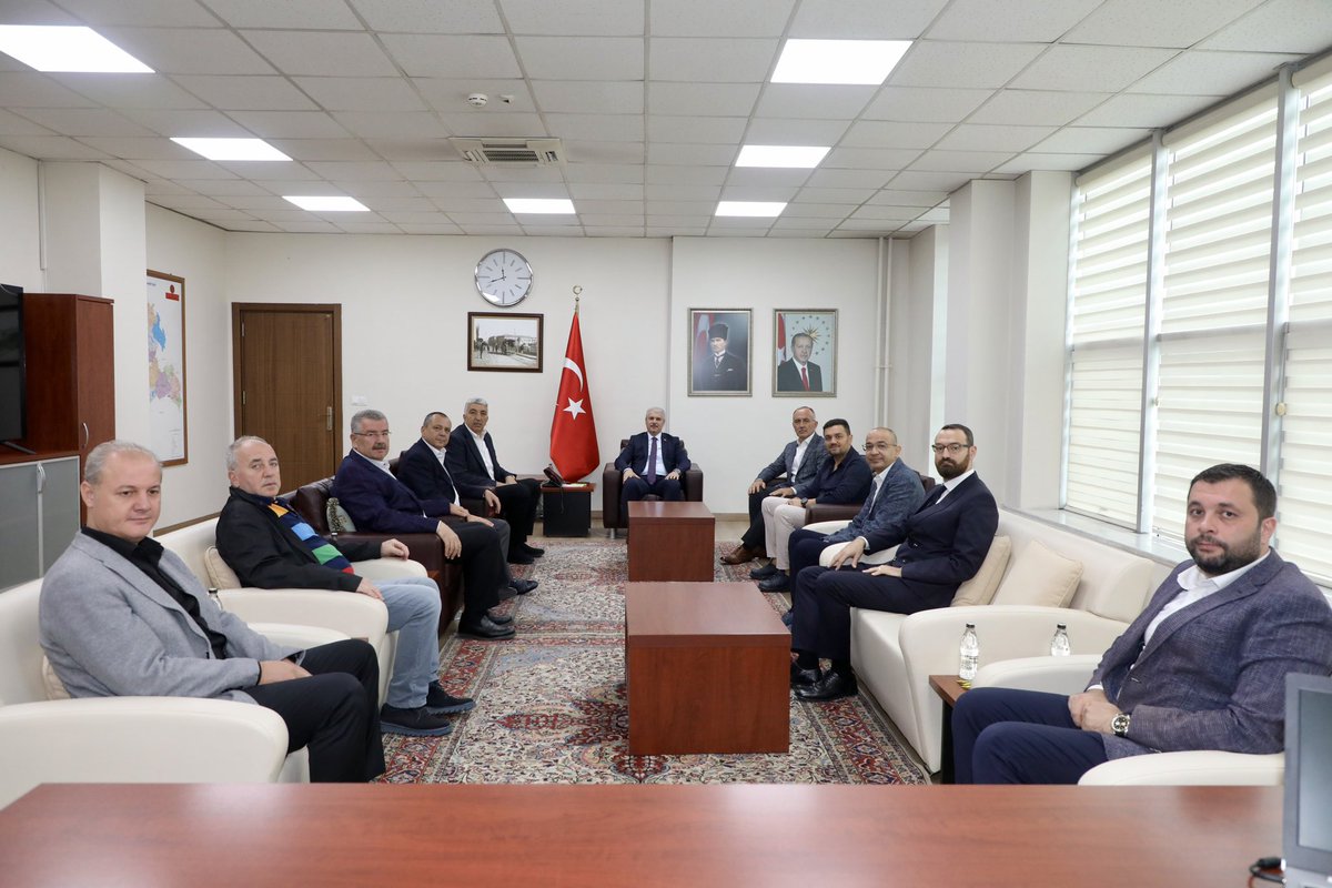 Konya Ticaret Borsası Yönetim Kurulu Başkanı Hüseyin Çevik ve yönetim kurulu üyeleri, Valimiz İbrahim Akın’a hayırlı olsun ziyaretinde bulundular.

<a href="/Vali_Akin/">İbrahim Akın</a> 
<a href="/HuseyinCevik42/">Hüseyin Çevik</a> 
<a href="/Konyatb/">Konya Ticaret Borsası</a>