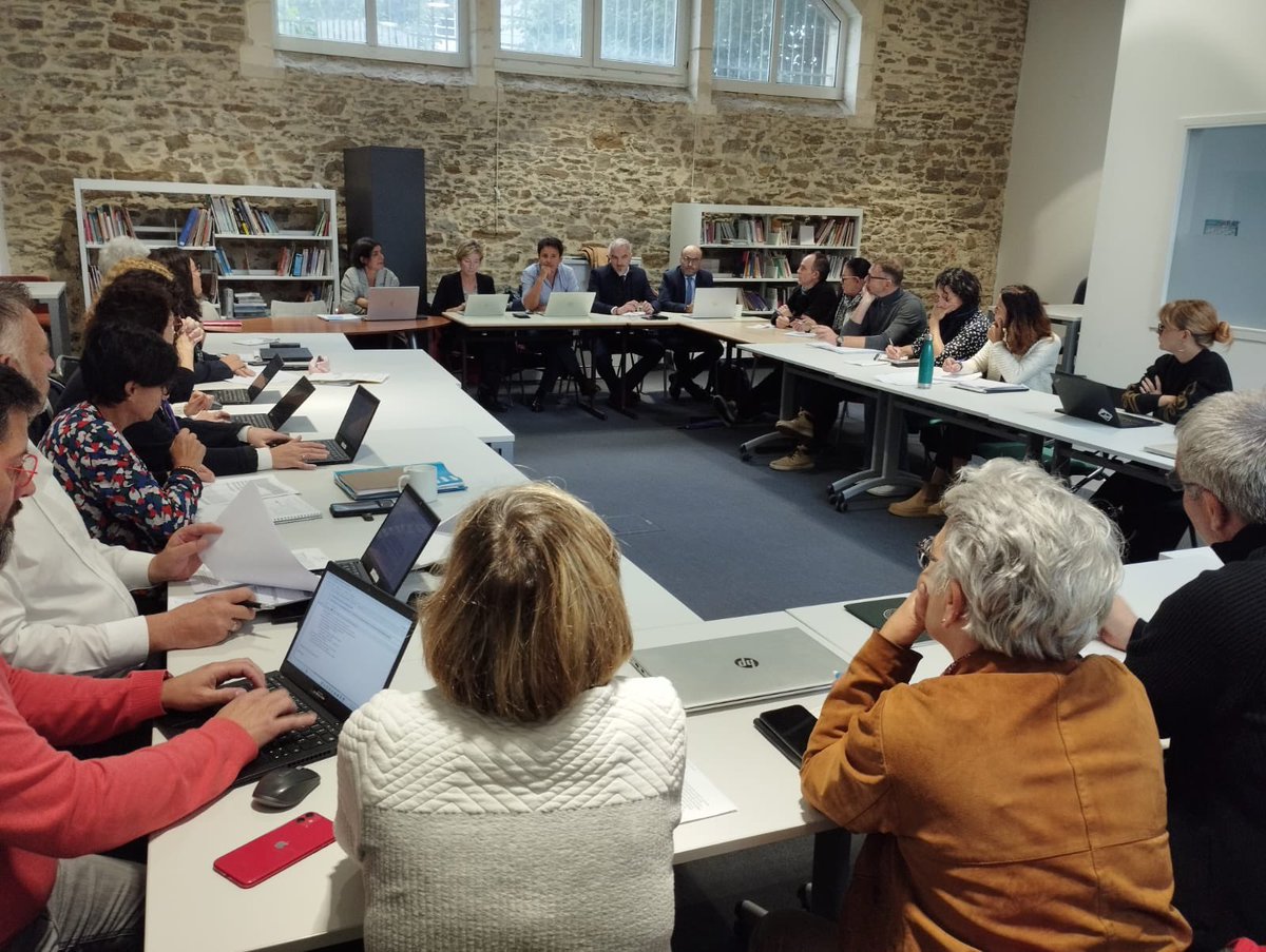 DSDEN44's tweet photo. Réunion des chefs de pôle de la DSDEN &amp; des Conseillers de DASEN:
✅ Point #Rentrée2024 
✅ Partage des enjeux, actualités &amp; perspectives de chacun des secteurs

➡️ Belle équipe départementale qui travaille en lien étroit avec les écoles &amp; #EPLE👍
#Cohésion
#Anticiper #SeProjeter https://t.co/CMwEiz63Cg